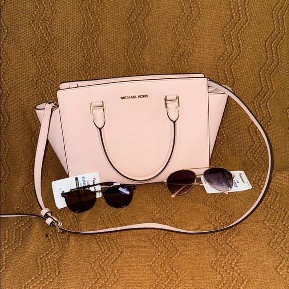 Michael Kors Blush Handbag with Sunglasses Set - Picture 2 of 13
